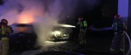 Nocny pożar samochodów na terenie warsztatu samochodowego