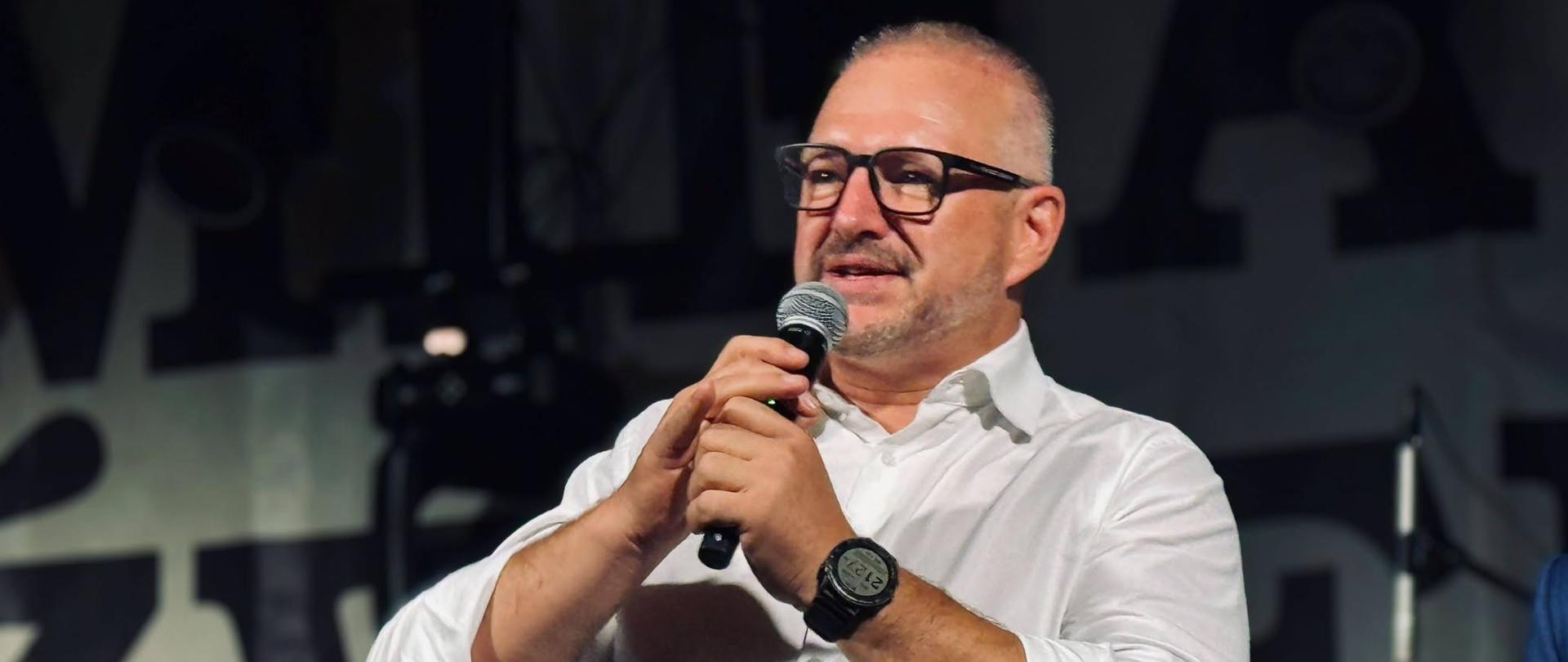 Ostatni przystanek i świetna energia: Wojewoda Król na dożynkach w Dźwierzutach