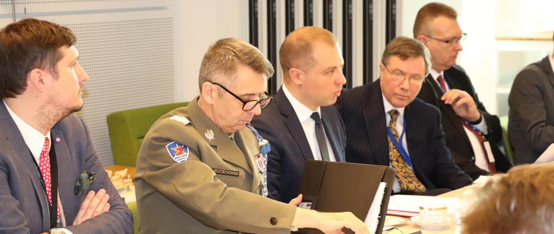 Ambasador Szatkowski przemawia na seminarium