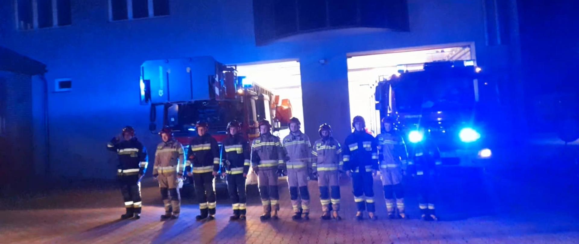 Na zdjęciu widzimy strażaków z JRG Skarżysko-Kamienna, którzy poprzez oddanie honorów, oraz za pomocą salwy z sygnałów dźwiękowych i oświetleniowych oddają hołd zmarłym tragicznie druhom OSP Czernikowo.