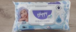 Paczka chusteczek higienicznych o nazwie Happy aqua care, z zamknięciem z klipsem i postacią niemowlęcia w ręczniku koloru niebieskiego. Opakowanie jest koloru białego z niebieskimi i fioletowymi plamami, które imitują wodę. Na opakowaniu na białym tle jest kropla wody z oznakowaniem 99% aquq i wyskakujące ryby.
