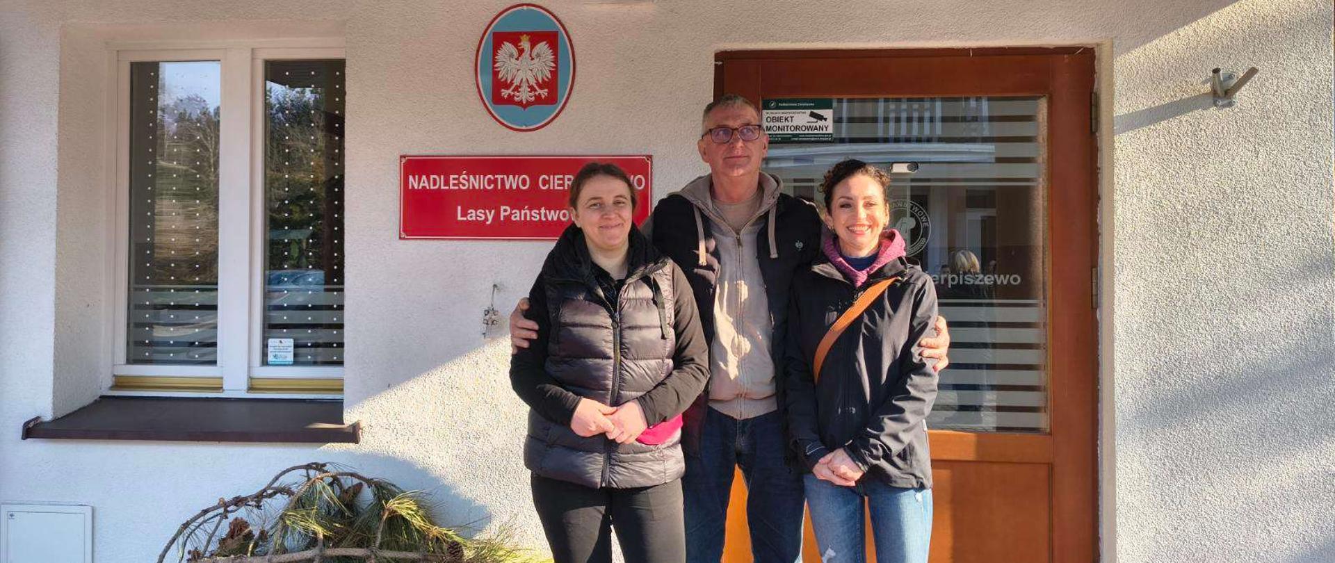 Pracownicy Powiatowej Stacji Sanitarno-Epidemiologicznej w Golubiu-Dobrzyniu podczas akacji sadzenia lasu wiosna 2026