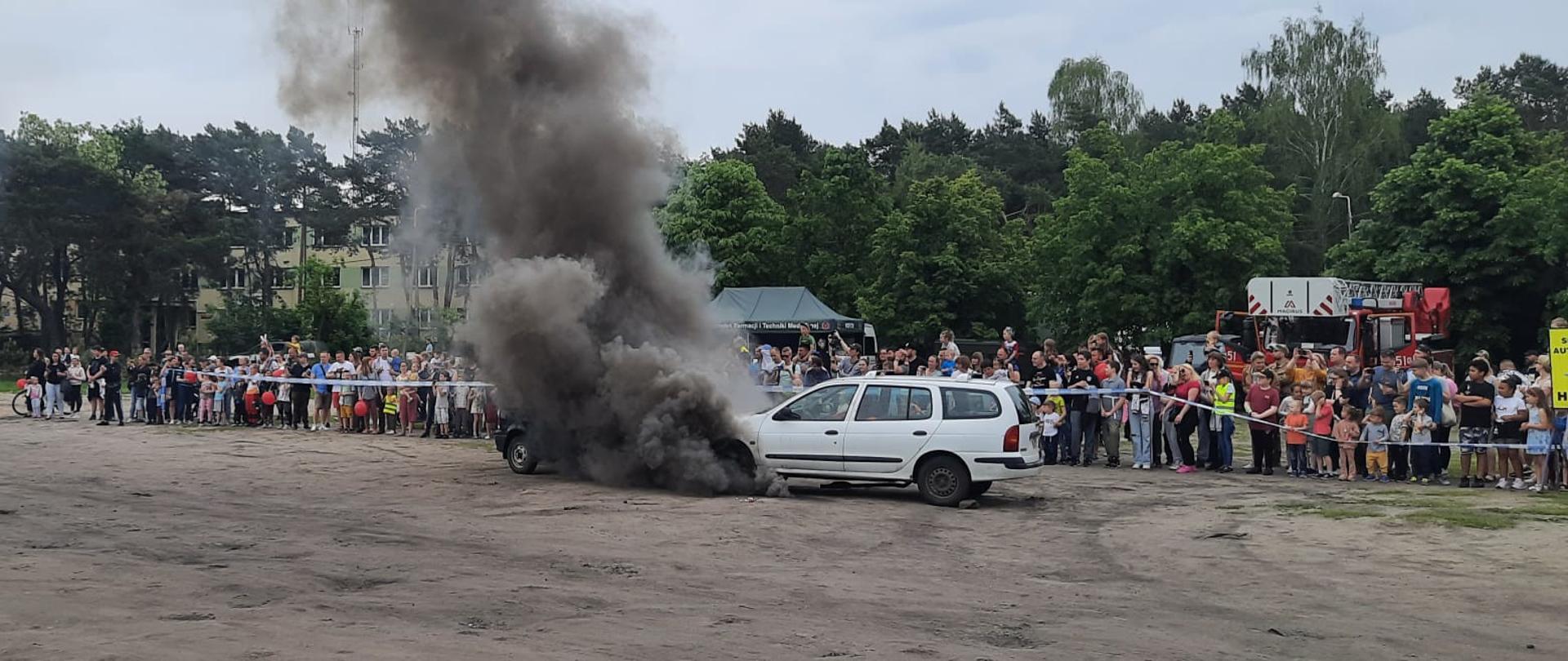 Na zdjęciu samochód osobowy zadymiony z wykorzystaniem świecy dymnej.