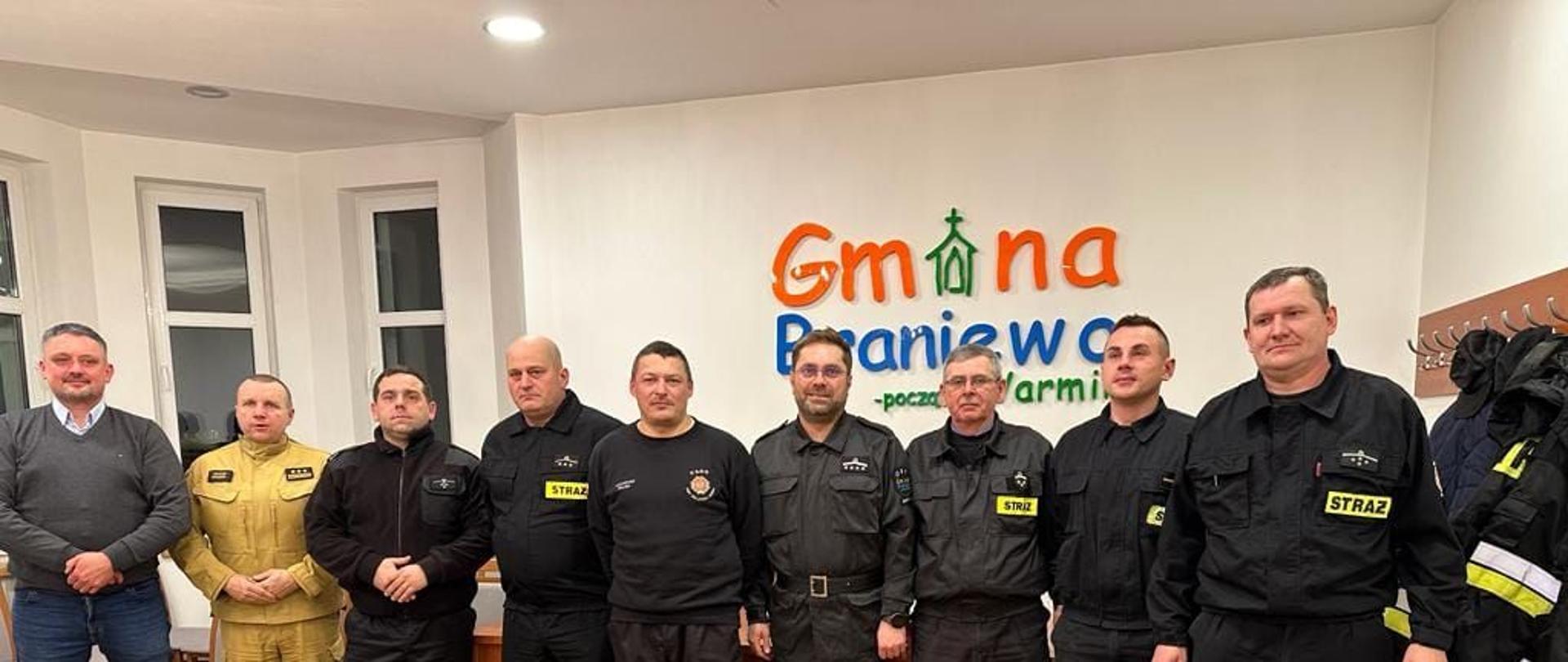 Na zdjęciu obok siebie stoją przedstawiciele Zarządu Oddziału Gminnego Związku Ochotniczych Straży Pożarnych w Braniewie
