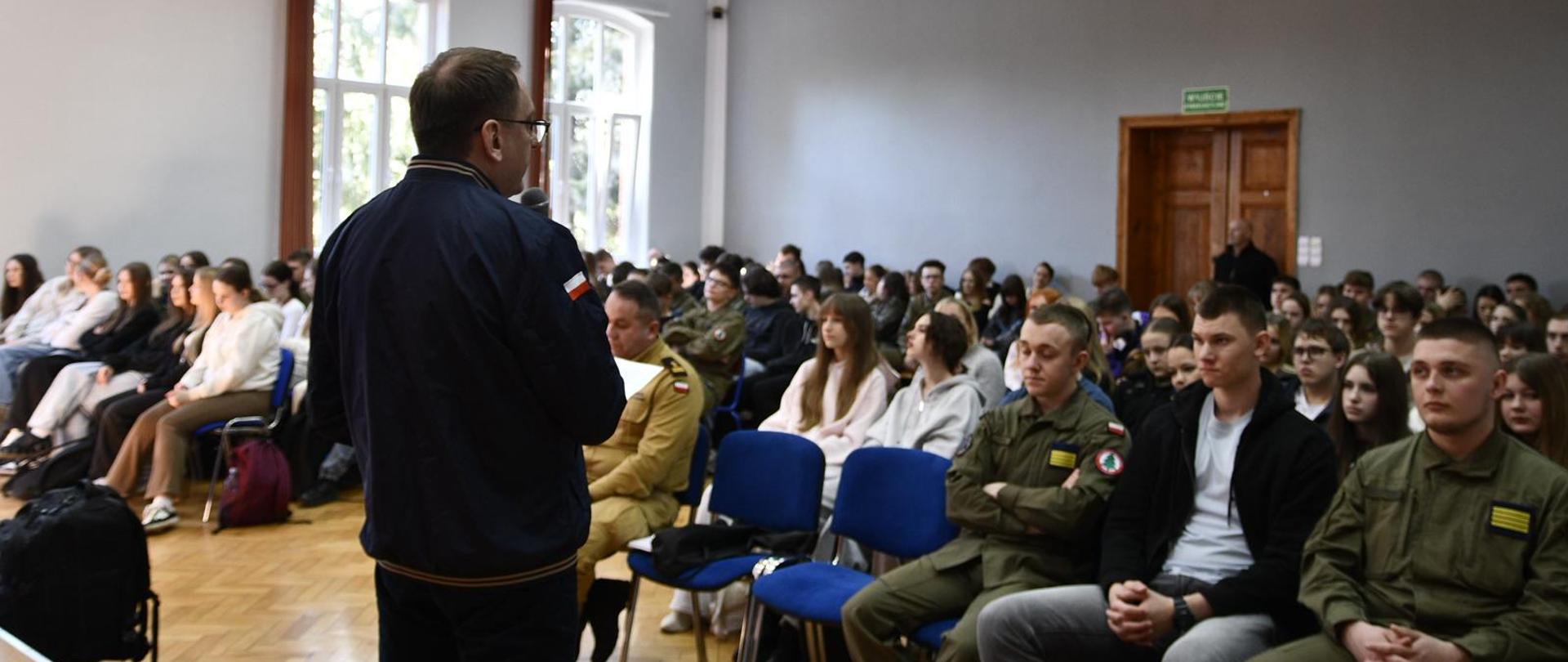 wicewojewoda w czasie lekcji obywatelskiej z młodzieżą