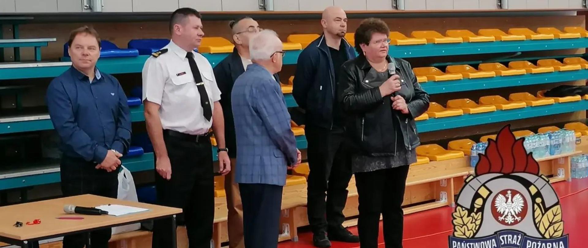 Na zdjęciu uczestnicy turnieju w piłce siatkowej