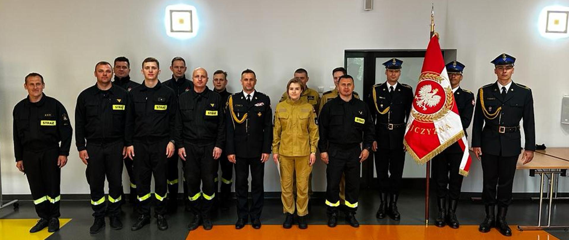 grupowe zdjęcie po ślubowaniu