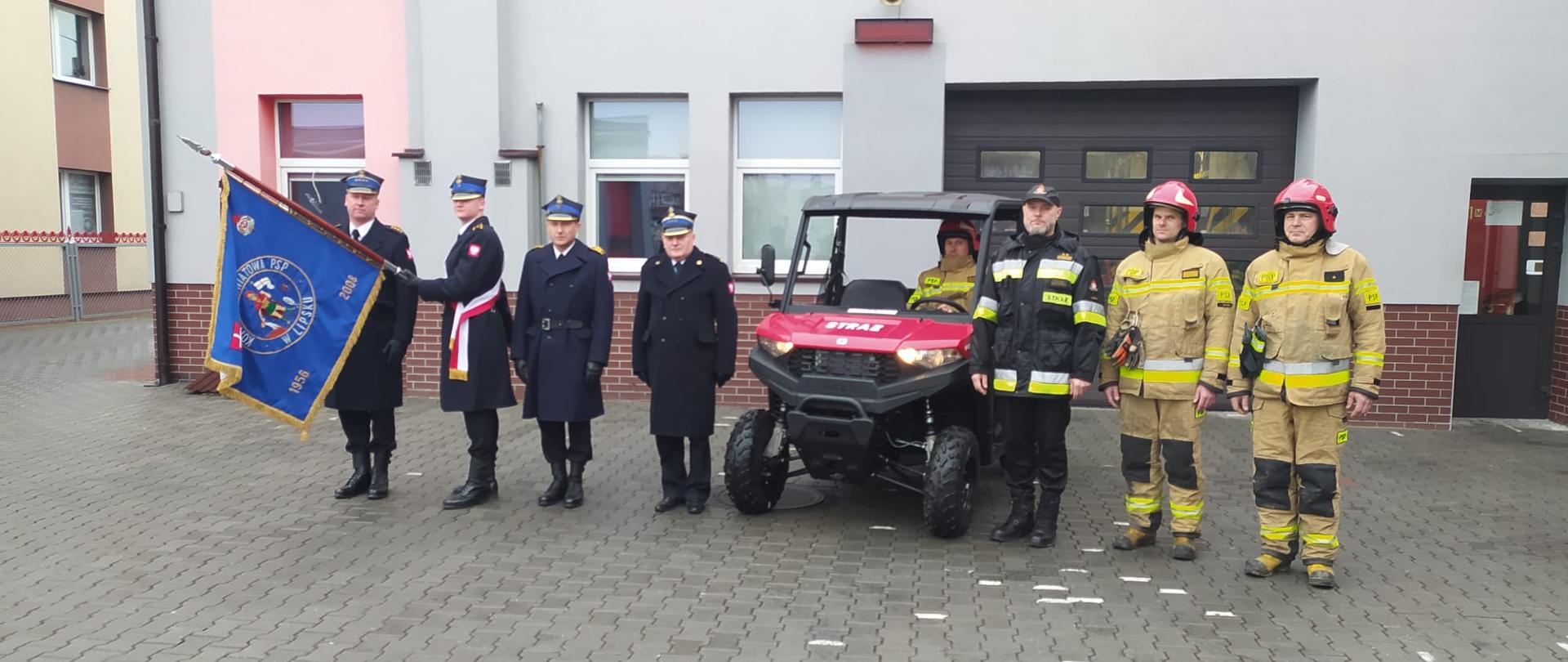 Prezentacja Samochodu w siedzibie KP PSP Lipsko- kierownictwo i załoga