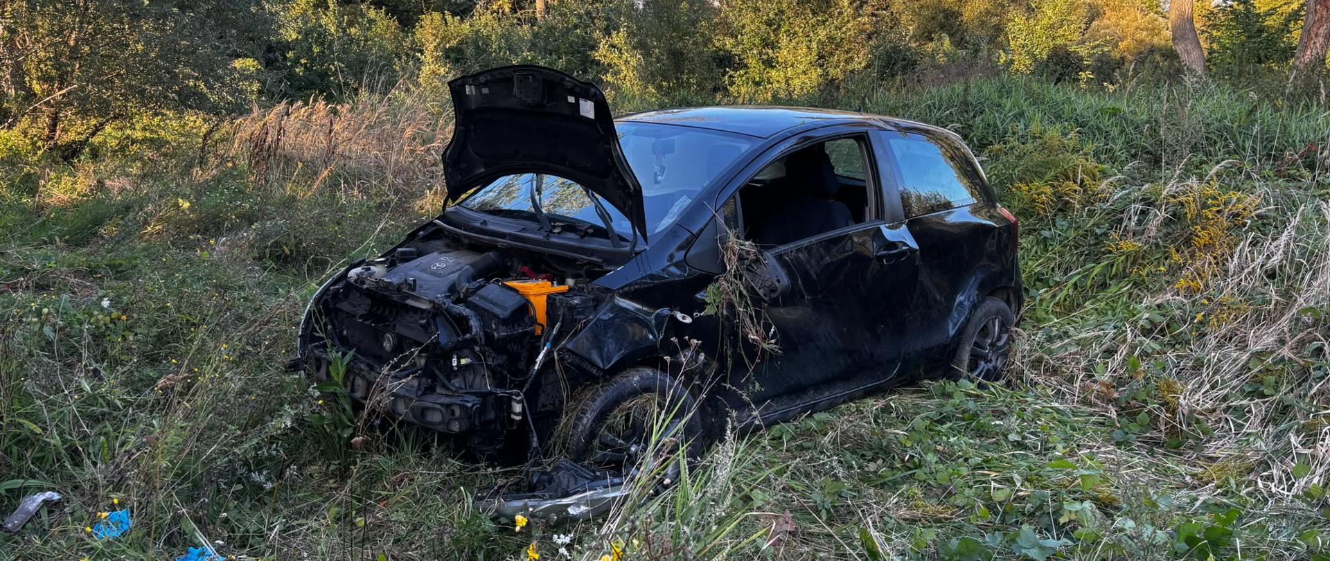 Uszkodzony samochód osobowy z otwartą maską.