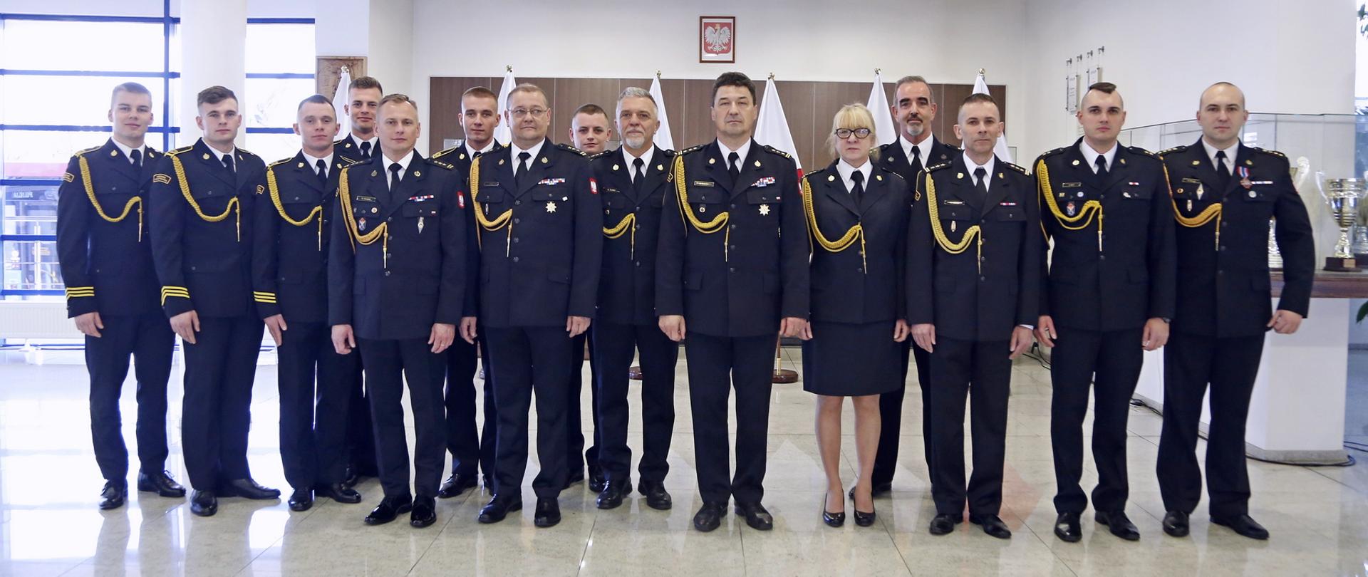 Pamiątkowe zdjęcie awansowanych funkcjonariuszy oraz kadetów CS PSP w towarzystwie Komendanta Centralnej Szkoły PSP oraz dwóch Zastępców Komendanta CS PSP