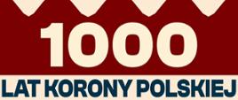 Plakat konkursu plastycznego pt. „1000 lat Korony Polskiej”. U góry stylizowany motyw korony w kolorze beżowym na czerwonym tle. Pod nim duży napis: „1000 lat Korony Polskiej”.