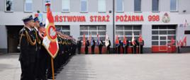 Pododdziały Państwowej i Ochotniczych Straży Pożarnych oraz Poczty Sztandarowe przed Budynkiem KP PSP Mińsk Mazowiecki, oczekiwanie na rozpoczęcie uroczystości