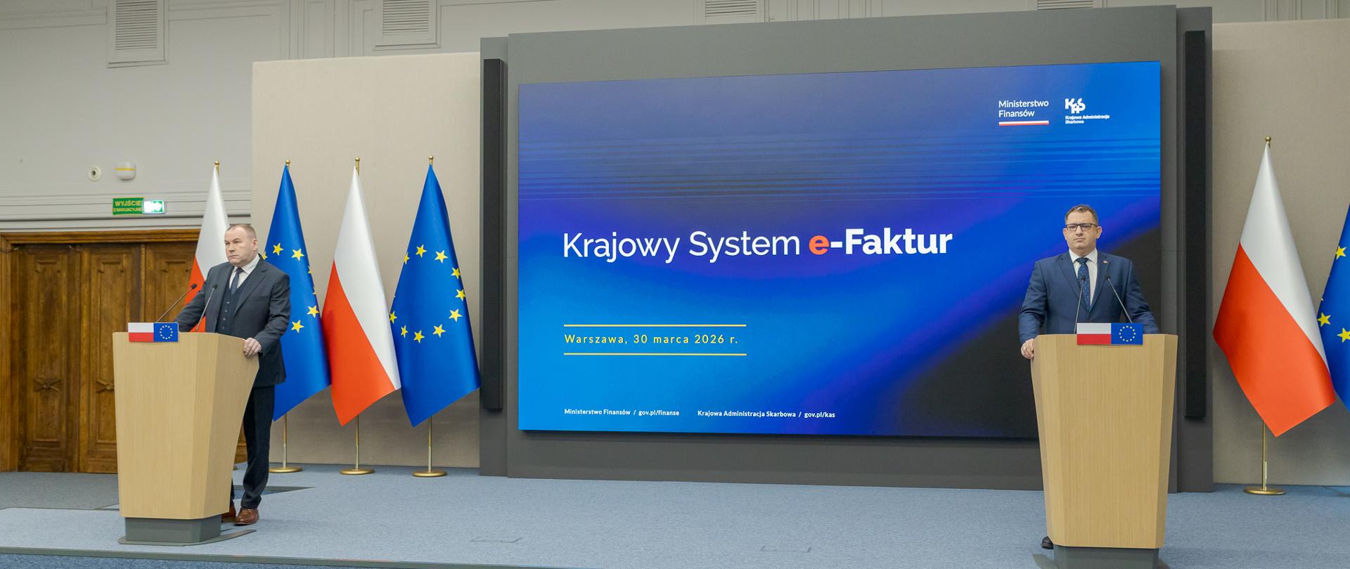 Marcin Łoboda szef Krajowej Administracji Skarbowej oraz Zbigniew Stawicki zastępca szefa KAS podczas konferencji prasowej w Ministerstwie