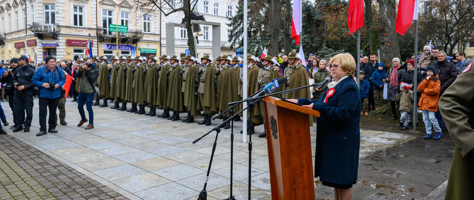 Zdjęcie przedstawia wojewodę podkarpackiego Teresę Kubas-Hul przemawiająca podczas uroczystości 