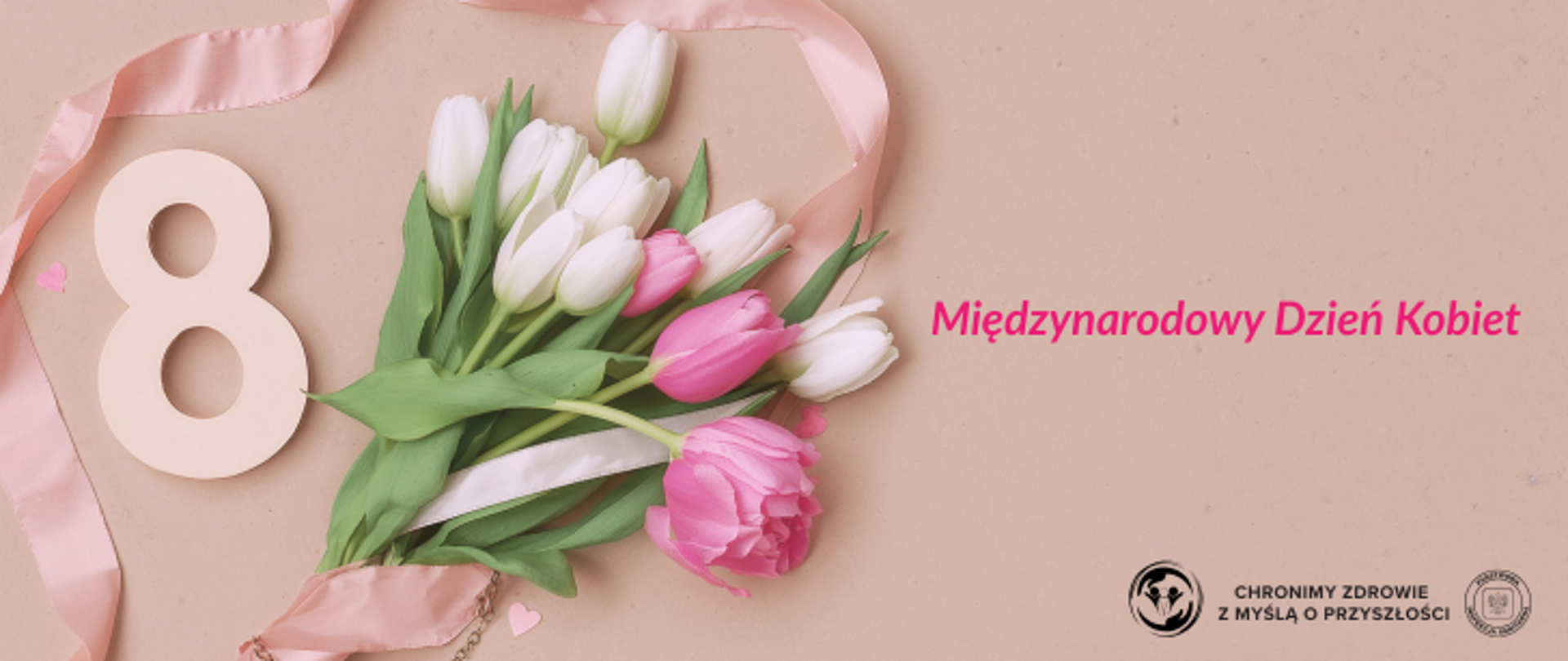 Na pomarańczowo różowym tle po lewej stronie kremowa cyfra 8. Obok kwiaty - tulipany w kolorze białym i różowym. Po prawej stronie różowy napis międzynarodowy Dzień Kobiet. w prawym dolnym rogu logo Państwowej Inspekcji Sanitarnej wraz z hasłem Chronimy zdrowie z myślą o przyszłości. 