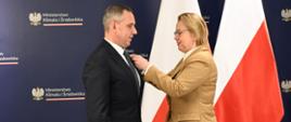 Paweł Mirowski, zastępca Prezesa Zarządu Narodowego Funduszu Ochrony Środowiska i Gospodarki Wodnej, Pełnomocnik Prezesa Rady Ministrów do spraw Programu Czyste Powietrze i efektywności energetycznej budynków odznaczony przez Annę Moskwę, minister Klimatu i Środowiska