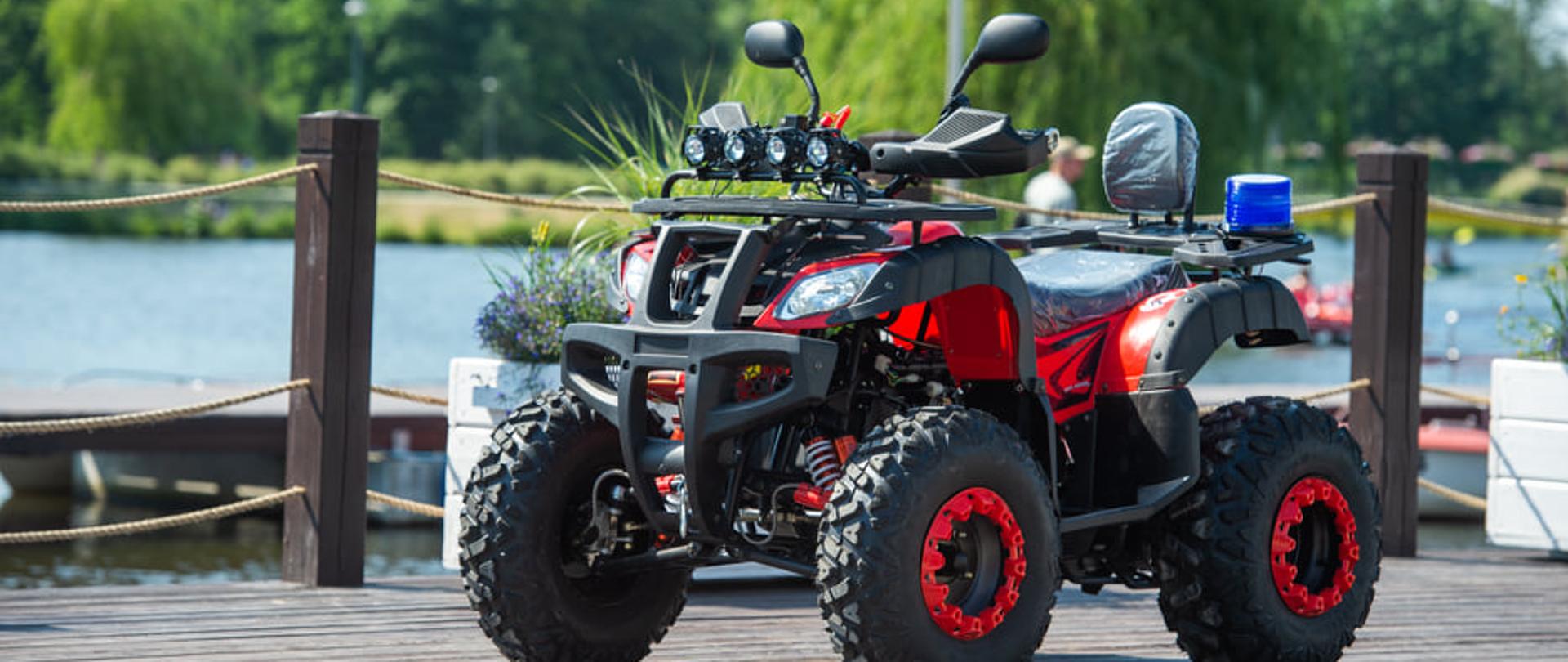 Quad w kolorze czerwono-czarnym na tle Stawów Walczewskiego