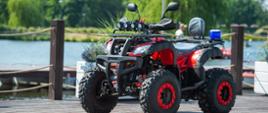 Quad w kolorze czerwono-czarnym na tle Stawów Walczewskiego