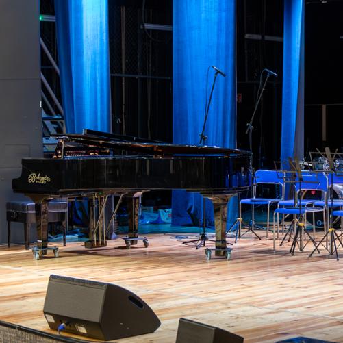 Koncert z okazji Dnia Patrona Szkoły. Scena Miejskiego Ośrodka Kultury w Głubczycach.