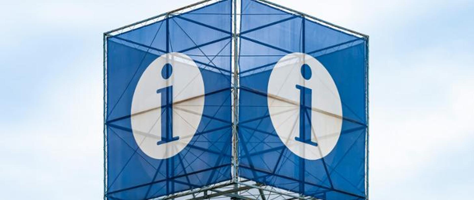 niebieska litera i w białym okręgu na niebieskim tle