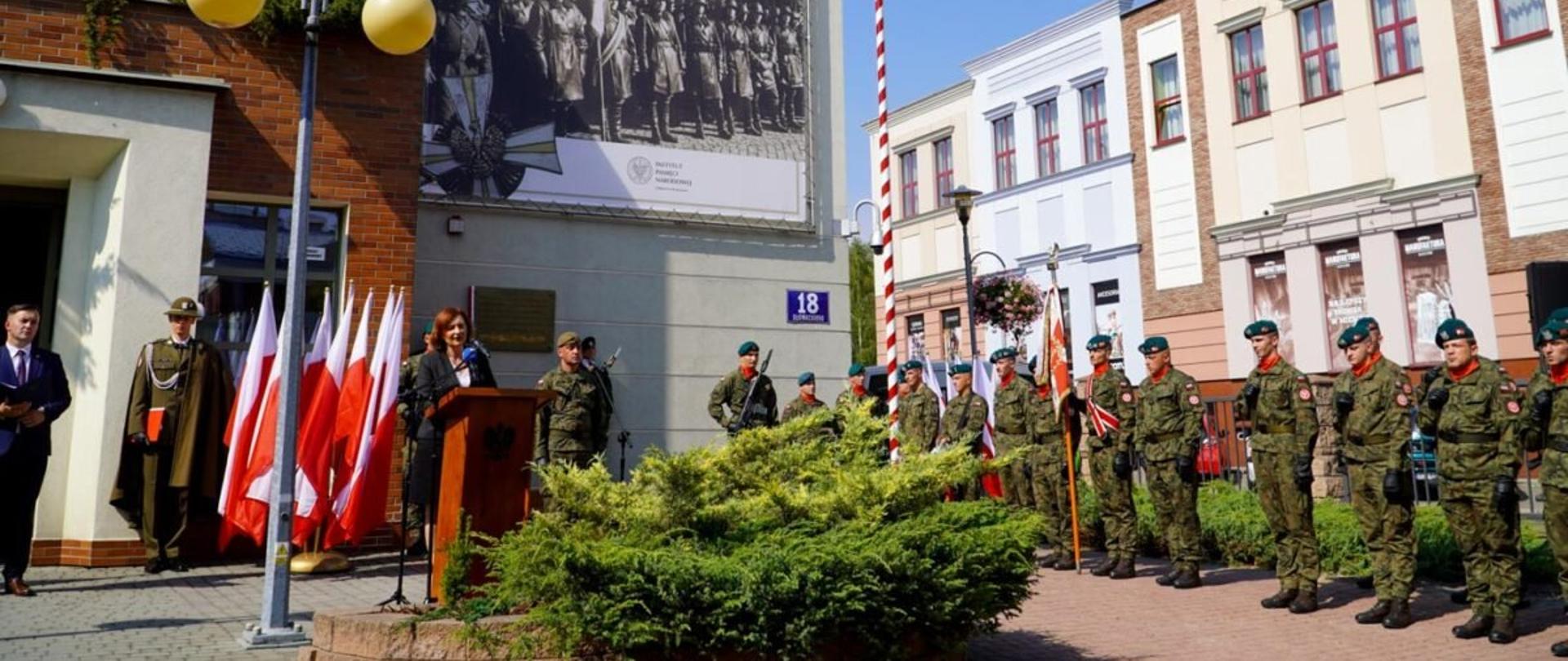 Wojewoda podkarpacki Ewa Leniart podczas odsłonięcia tablicy pamiątkowej