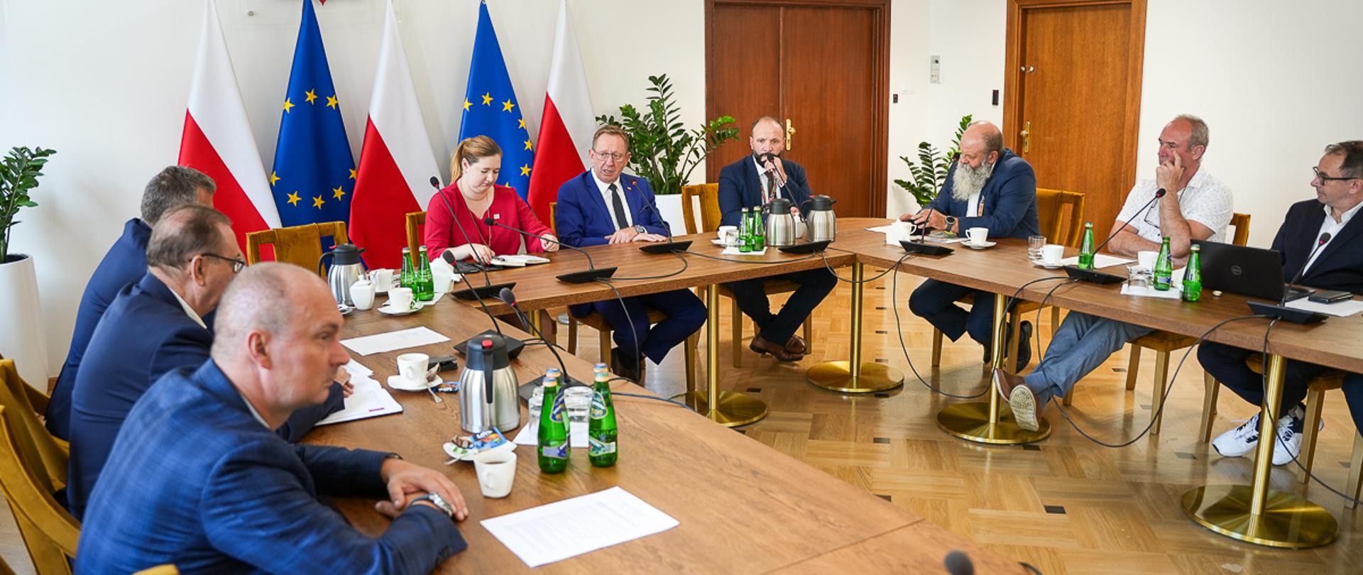 Spotkanie ministra Roberta Telusa z właścicielami sklepów rolno-spożywczych (fot. MRiRW)