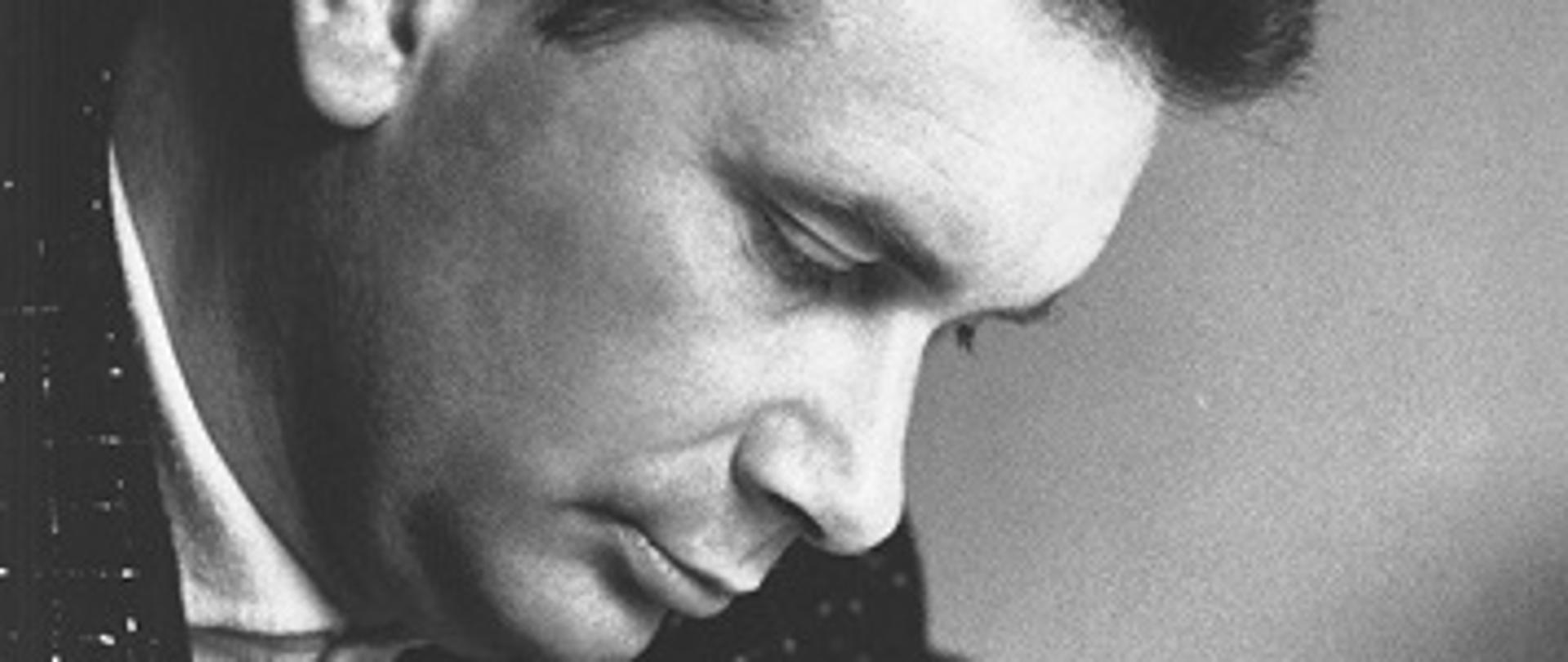 zdjęcie kompozytora w białej koszuli i czarnej marynarce