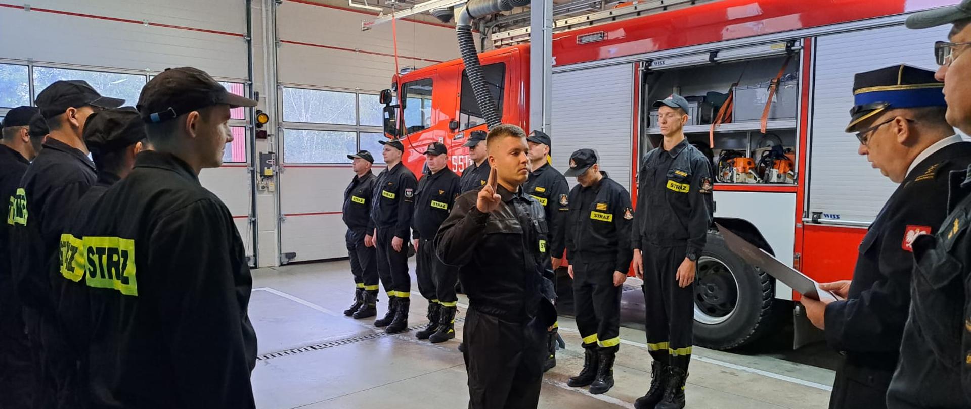 Uroczyste ślubowanie nowo przyjętego do służby strażaka. 