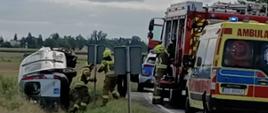 Samochód osobowy po dachowaniu w miejscowości Gocanowo gm. Kruszwica oraz służby ratownicze na miejscu zdarzenia
