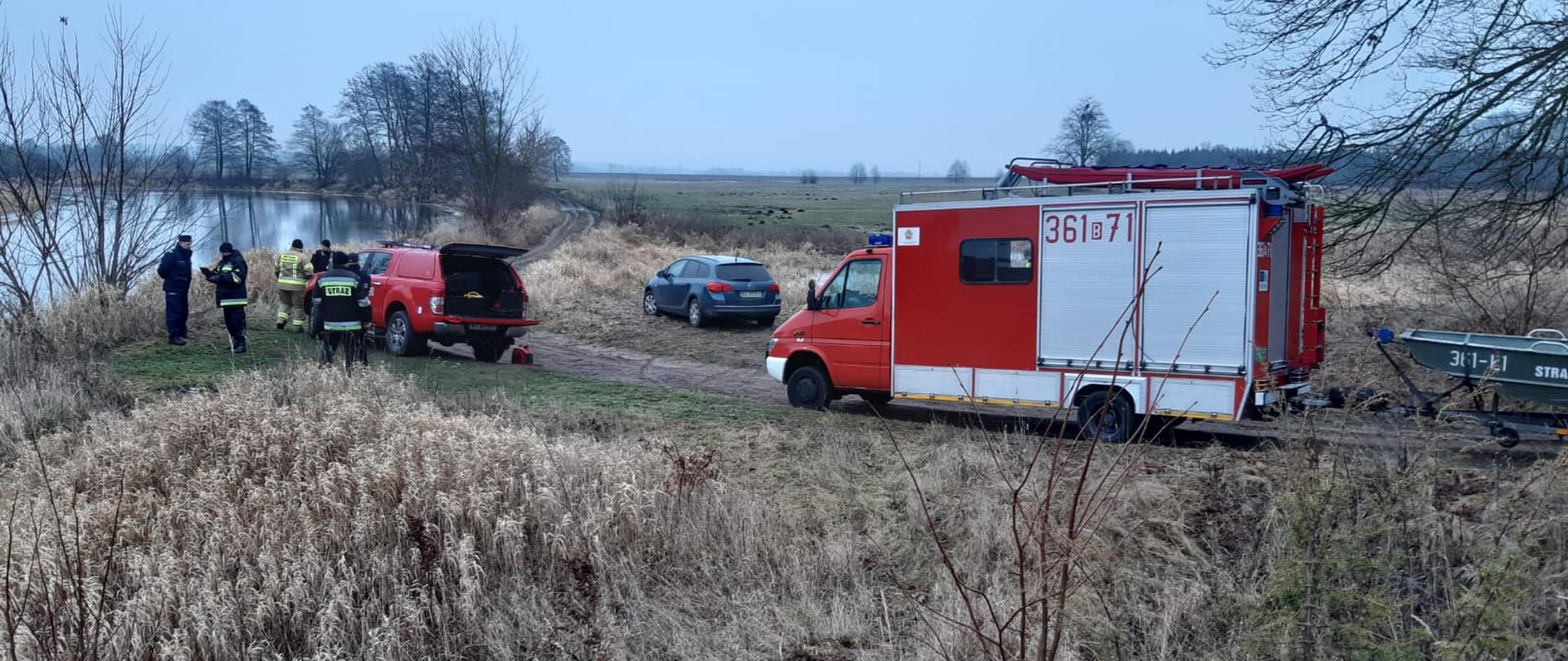 Przeszukiwanie brzegu Narwi z wykorzystaniem drona z KW PSP w Białymstoku. Dodatkowo w tle pojazd grupy wodno-nurkowej Łomża