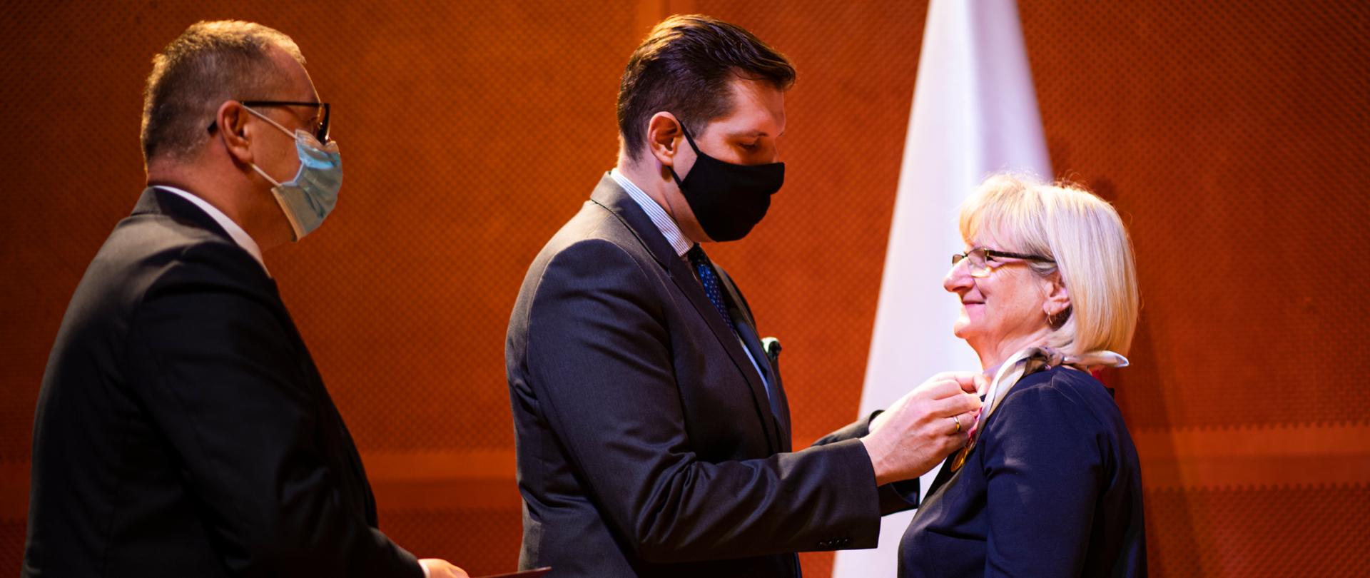 Wojewoda łódzki wręcza wyróżnienie nadane przez Prezydenta RP