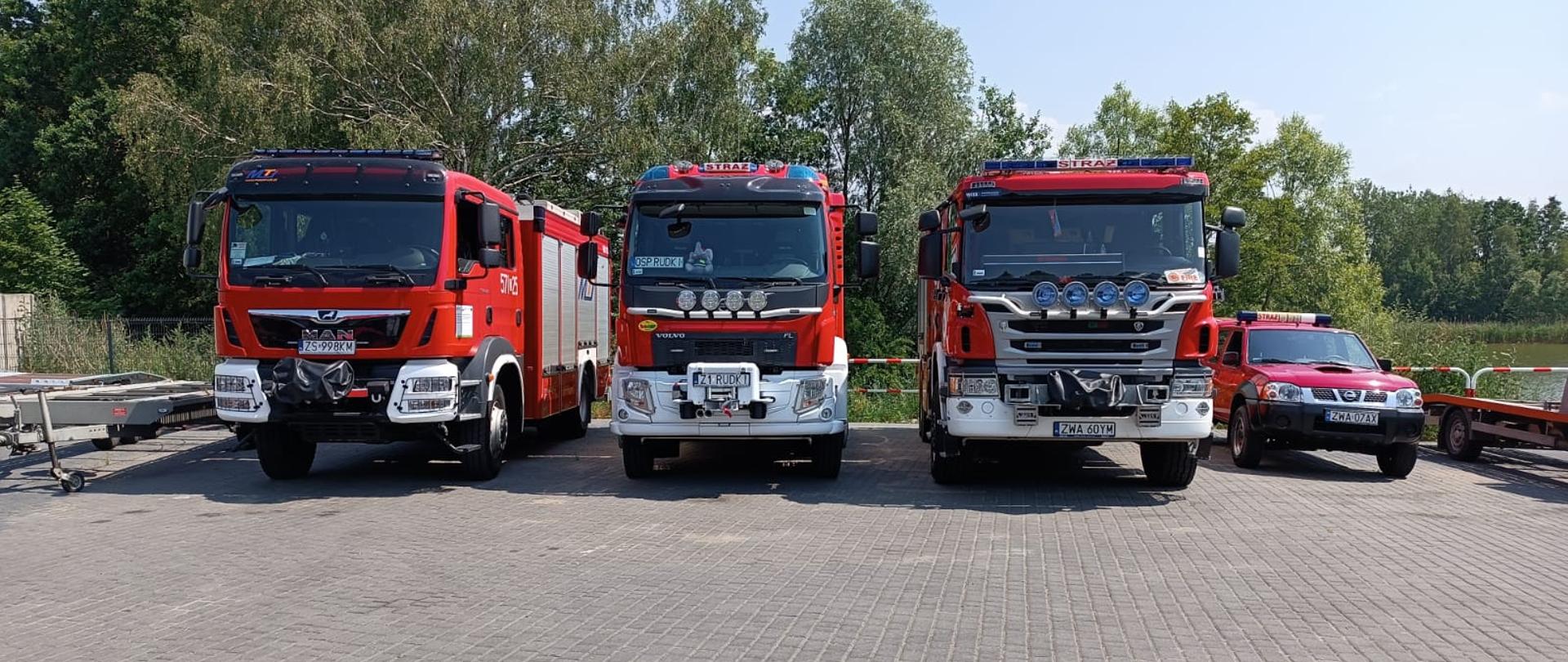 Zdjęcie przedstawia samochody pożarnicze w punkcie koncentracji przed zgrupowaniem na terenie stacji demontażu pojazdów w Dobinie