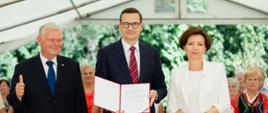 Premier Mateusz Morawiecki, minister rodziny i polityki społecznej Marlena Maląg i poseł na Sejm RP Marek Suski podczas wizyty w Solcu nad Wisłą podczas spotkania z seniorami w związku z podpisem rozporządzenia o 14. emeryturze.