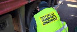 Kontrola sprawności układu hamulcowego naczepy ciężarowej na Mobilnej Jednostce Diagnostycznej wielkopolskiej Inspekcji Transportu Drogowego.