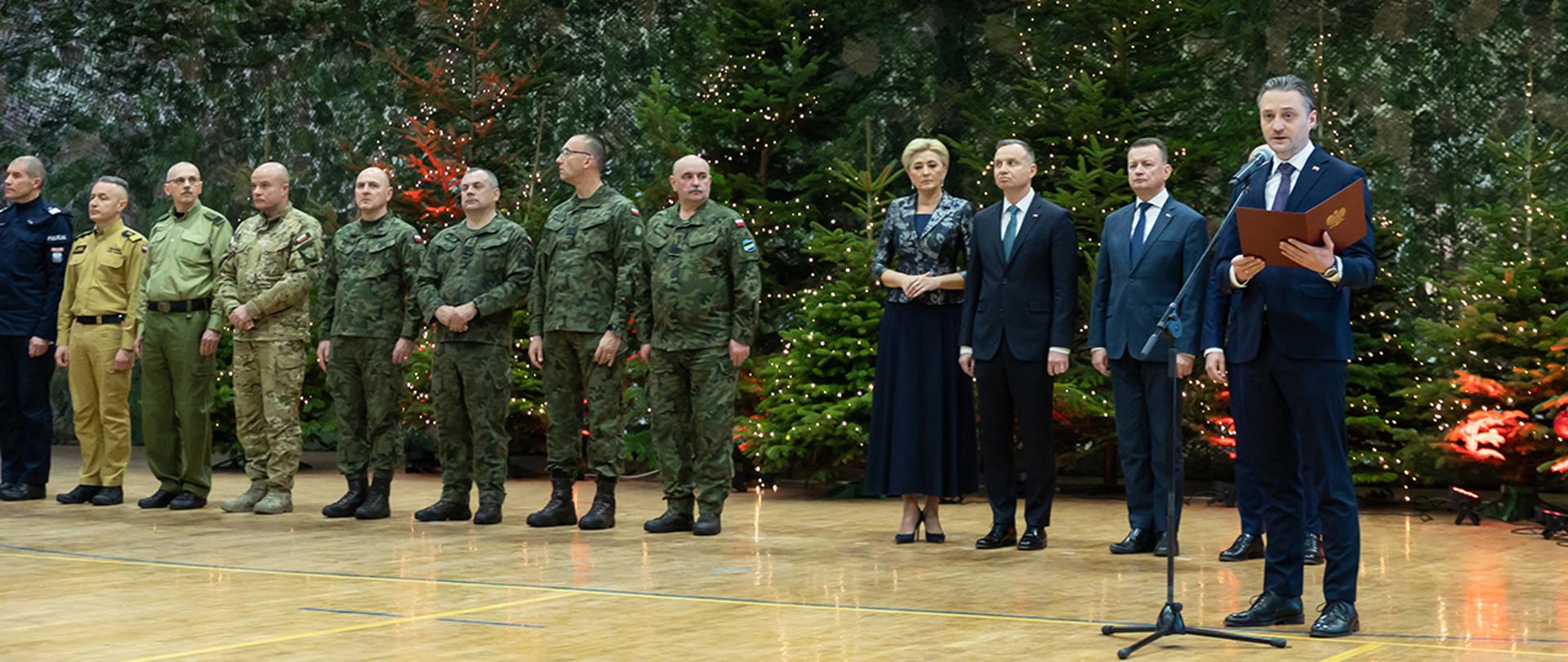 Wiceminister Bartosz Grodecki odczytuje list od ministra Mariusza Kamińskiego