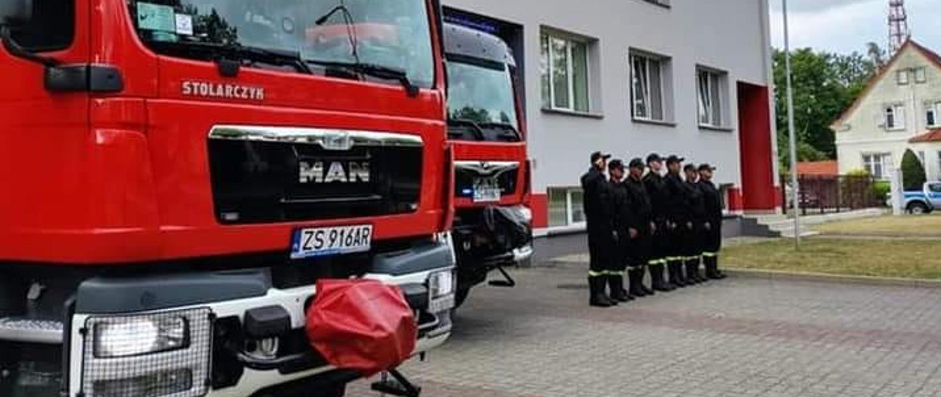 Strażacy podczas uczczenia rocznicy Powstania Warszawskiego