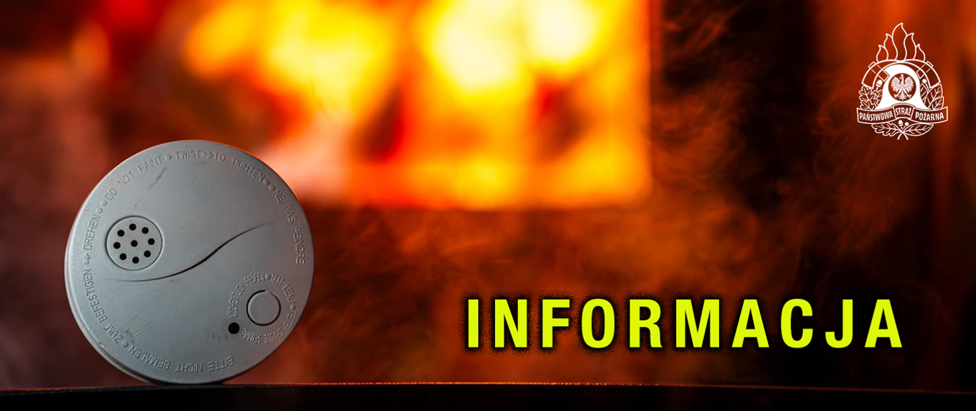 Grafika informacyjna Państwowej Straży Pożarnej. Po lewej stronie widoczna jest okrągła czujka dymu umieszczona na ciemnej powierzchni. W tle znajduje się rozmyty obraz ognia i dymu w odcieniach czerwieni i pomarańczu. Po prawej stronie widoczny jest duży, żółty napis „INFORMACJA”. W prawym górnym rogu znajduje się biały logotyp Państwowej Straży Pożarnej.