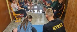 Uczniowie ćwiczą umiejętności z zakresu pierwszej pomocy