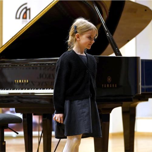 Zdjęcie przedstawia uczestniczkę Koncertu