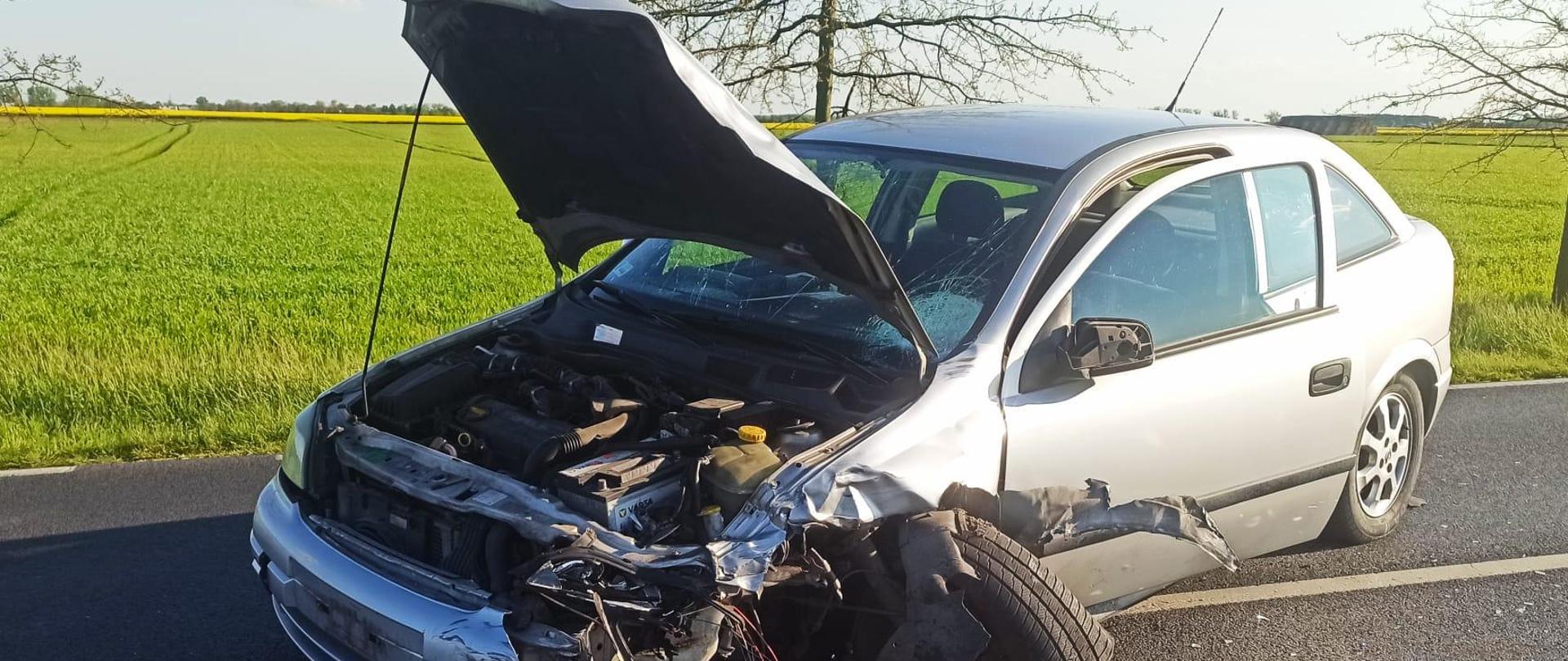 Uszkodzony samochód na drodze