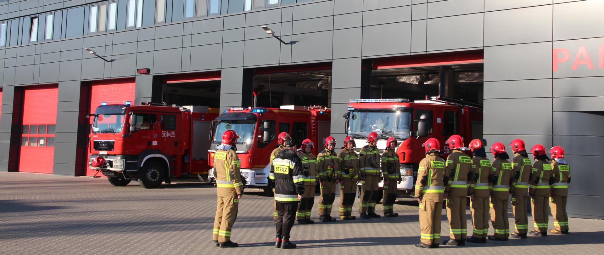 zdjęcie przedstawia funkcjonariuszy JRG Żnin podczas uroczystego apelu podczas którego minutą ciszy uczcili poległych strażaków z Ukrainy 