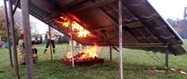 Strażacy podpalają panel fotowoltaiczny.