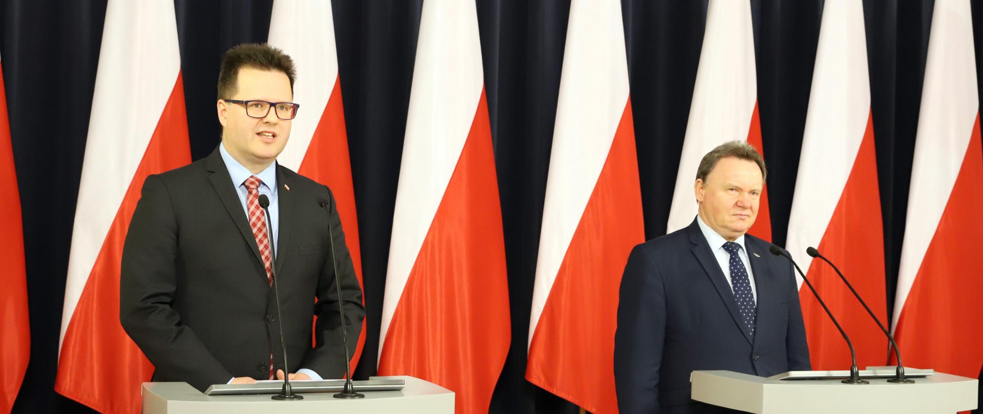 Wiceminister Andrzej Bittel i prezes zarządu PKP PLK Ireneusz Merchel podczas konferencji prasowej 