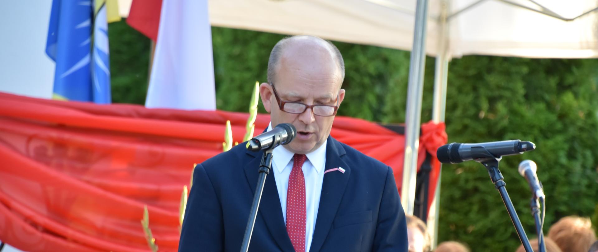 Uroczystości w Radzyminie. Wojewoda Mazowiecki Konstanty Radziwiłł odczytał list od Premiera RP Mateusza Morawieckiego. Fot. MUW.