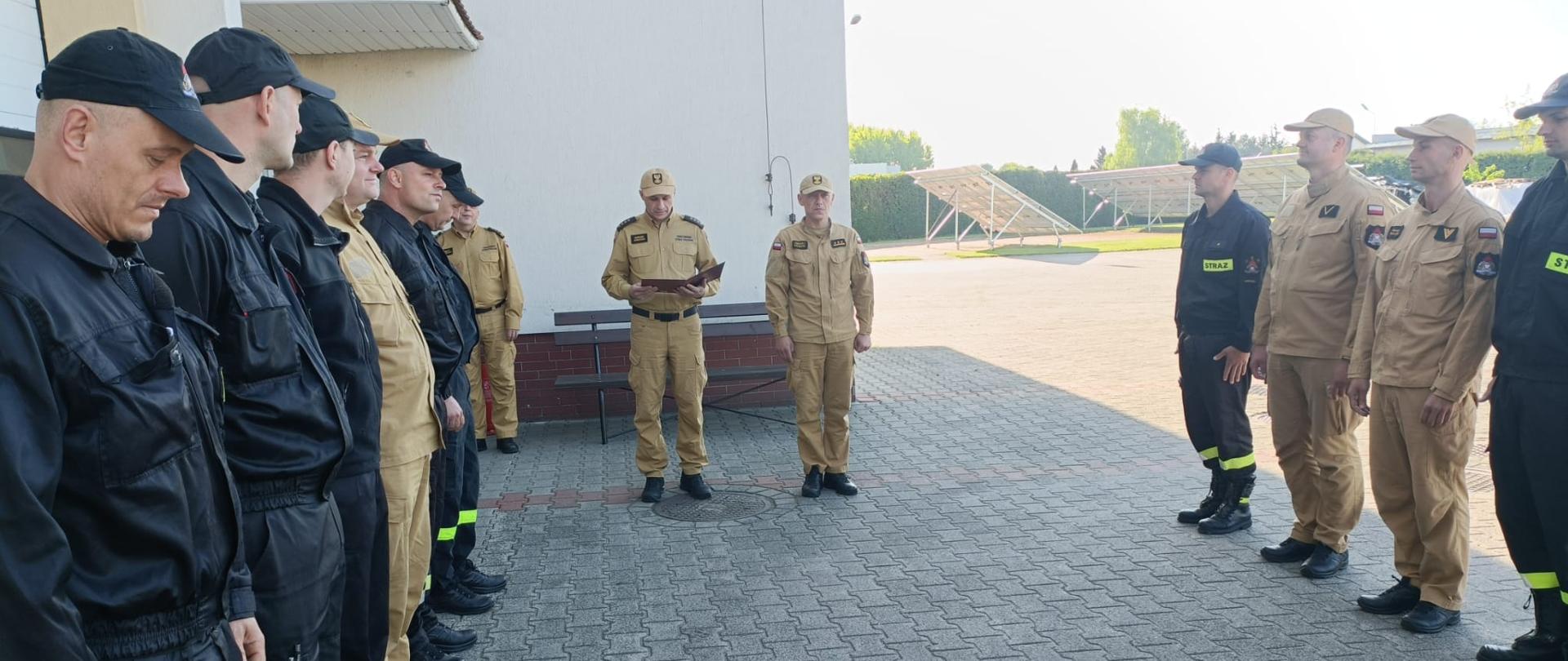 Strażacy podczas zmiany służby