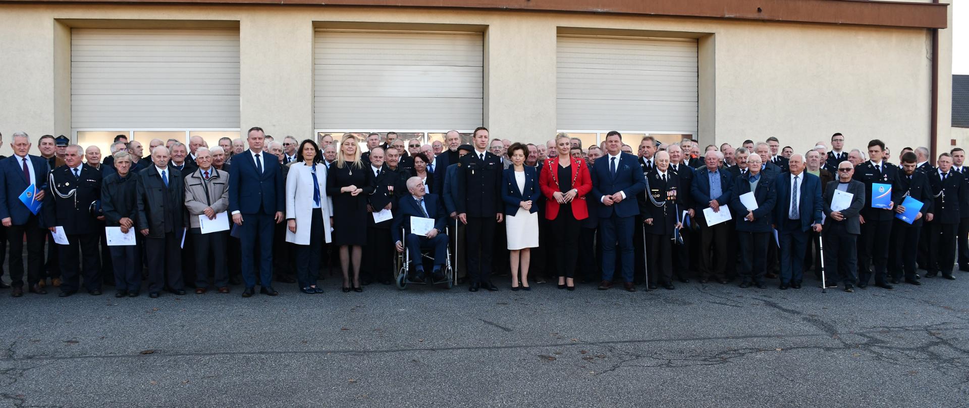 widoczni uczestnicy uroczystości