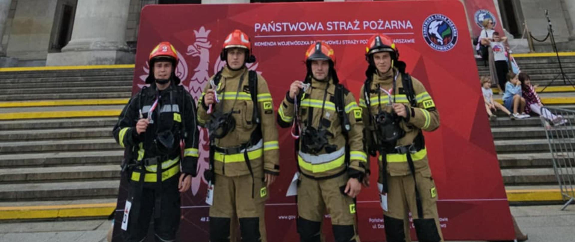 Reprezentacja KM PSP Siedlce na VII Mistrzostwach Polski Strażaków w Biegu po Schodach „Wieżowiec 2025”