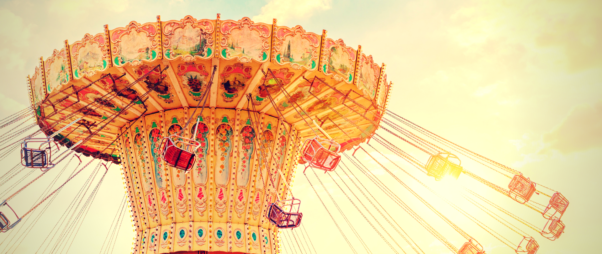 Kolorowa karuzela w lunaparku