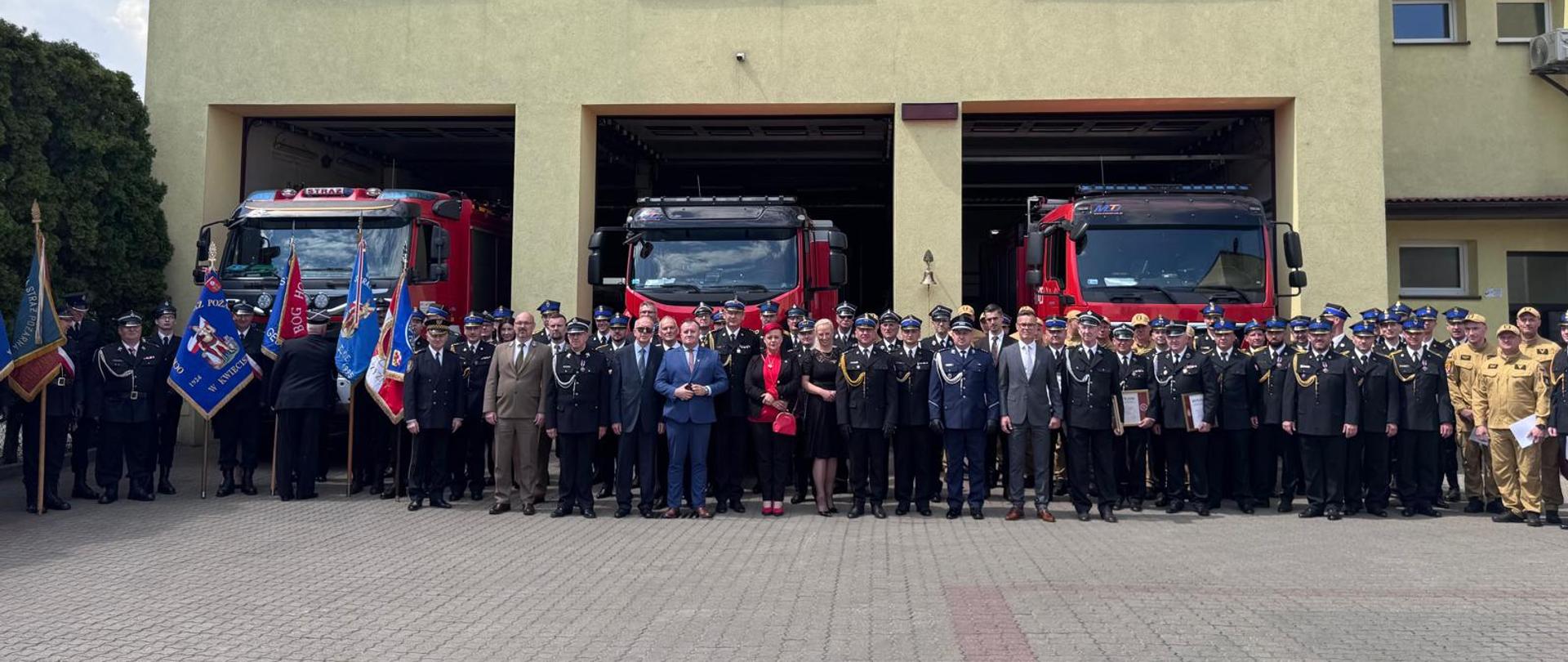 Pamiątkowe zdjęcie strażaków i zaproszonych gości