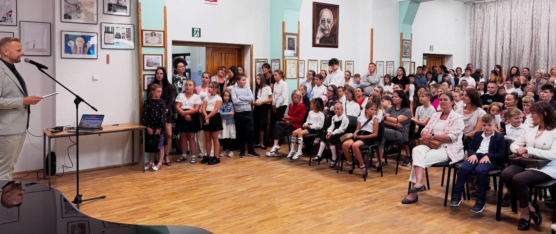 Zdjęcie przedstawiające uroczystość rozpoczęcia roku szkolnego 2026/2027, które odbyło się 1 września 2026 roku w auli szkoły.